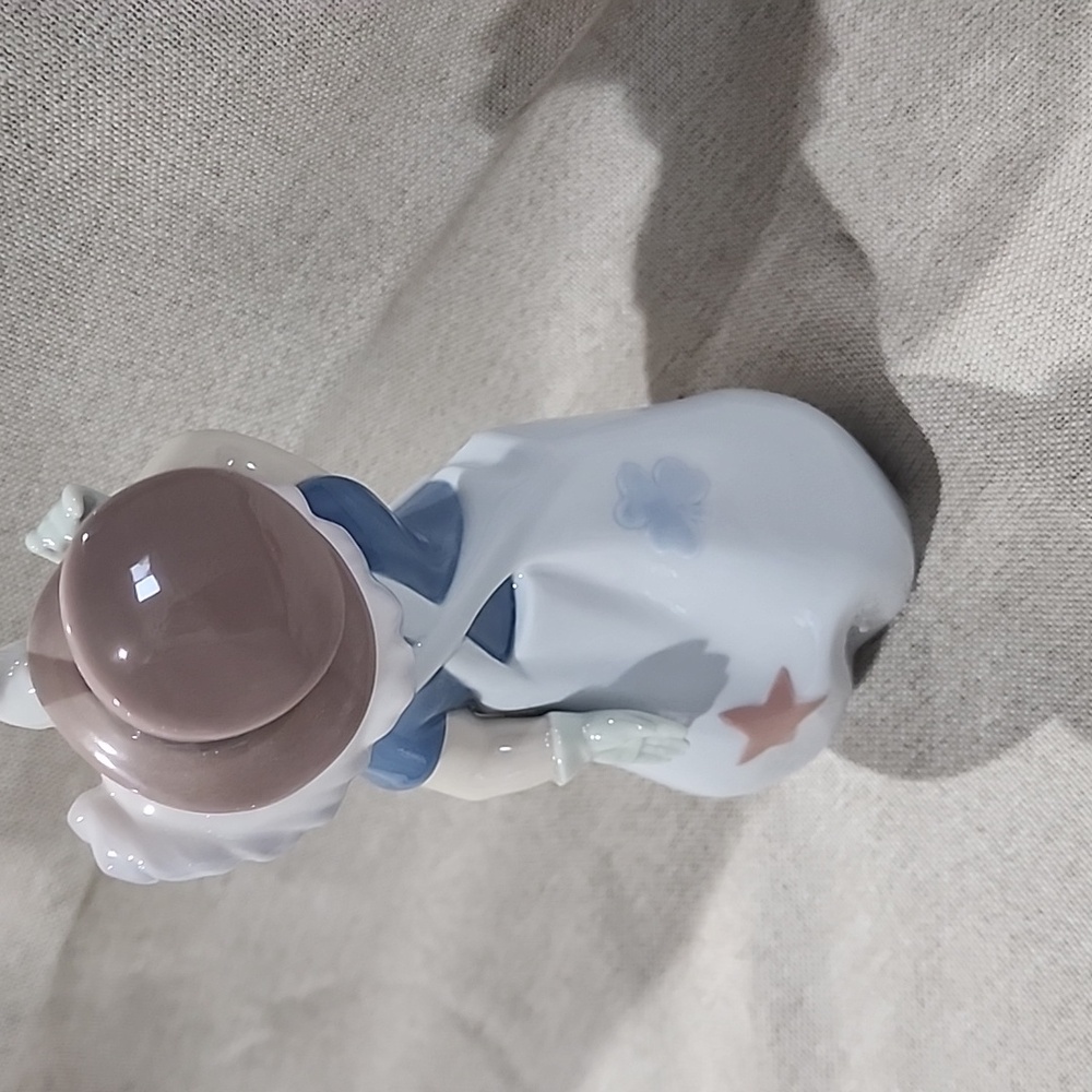 The Magician’s Hat Lladro Figurine - Picture 4 of 11